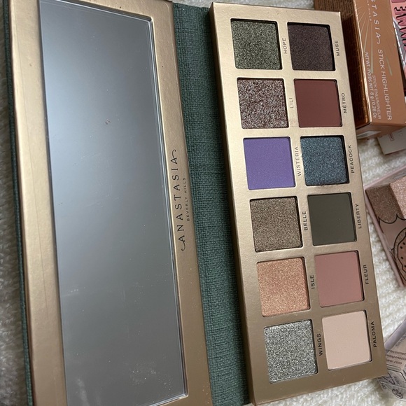 Makeup bundle - Picture 3 of 3